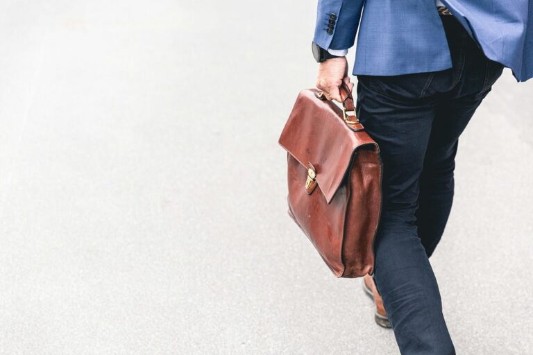 Still Stuck in a 9–5? — 3 Phase to Go Full-Time Freelance